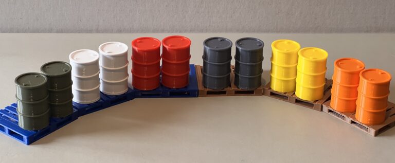 1/32 scale multi-colour barrels with blue and brown pallets