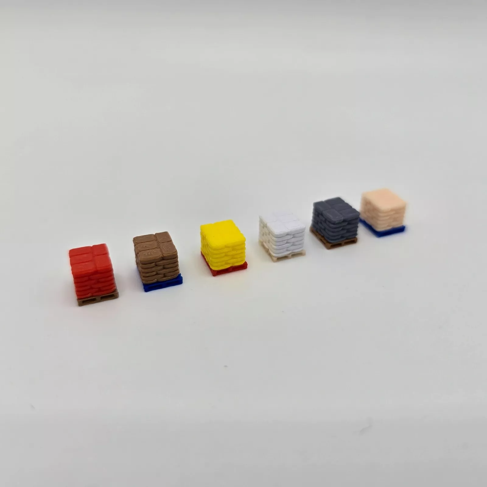 thumbnail image 2 of 1/76 Scale Pallets Of Sacks – Various Colours – OO Gauge Model Railway Scenery By CB Models 2 of 4