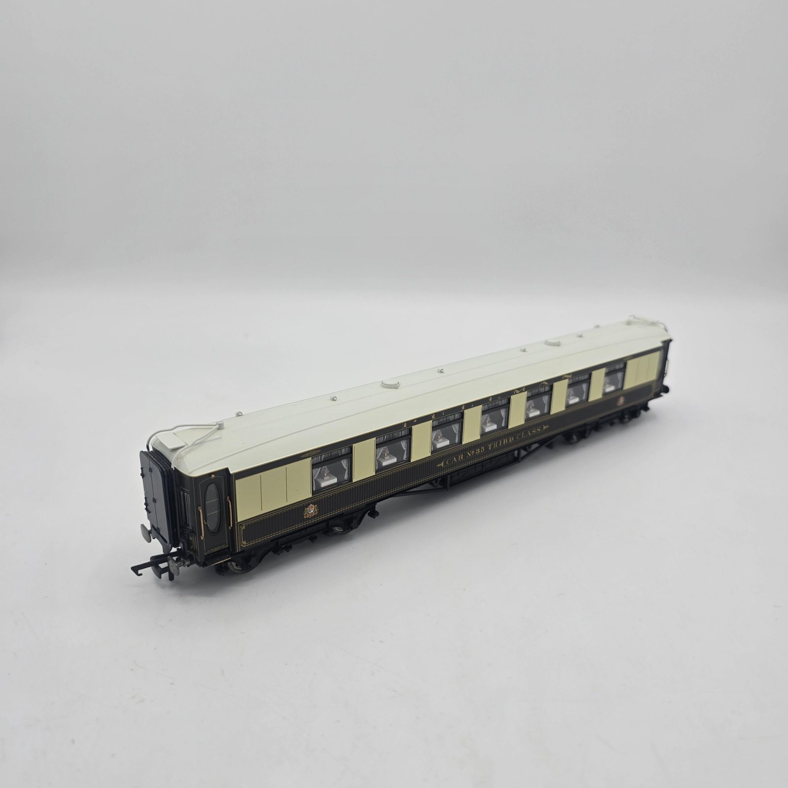 Hornby R4144 OO Gauge Pullman 3rd Class Parlour Car No 35 Working Table Lamps