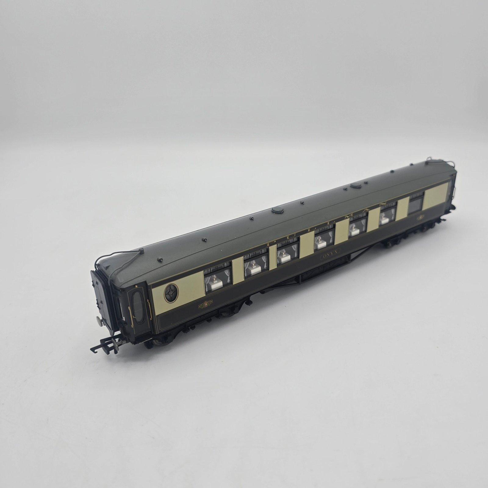 Hornby R4483 OO Gauge 8 Wheel Pullman 1st Class Parlour Car Onyx Working Table Lamps